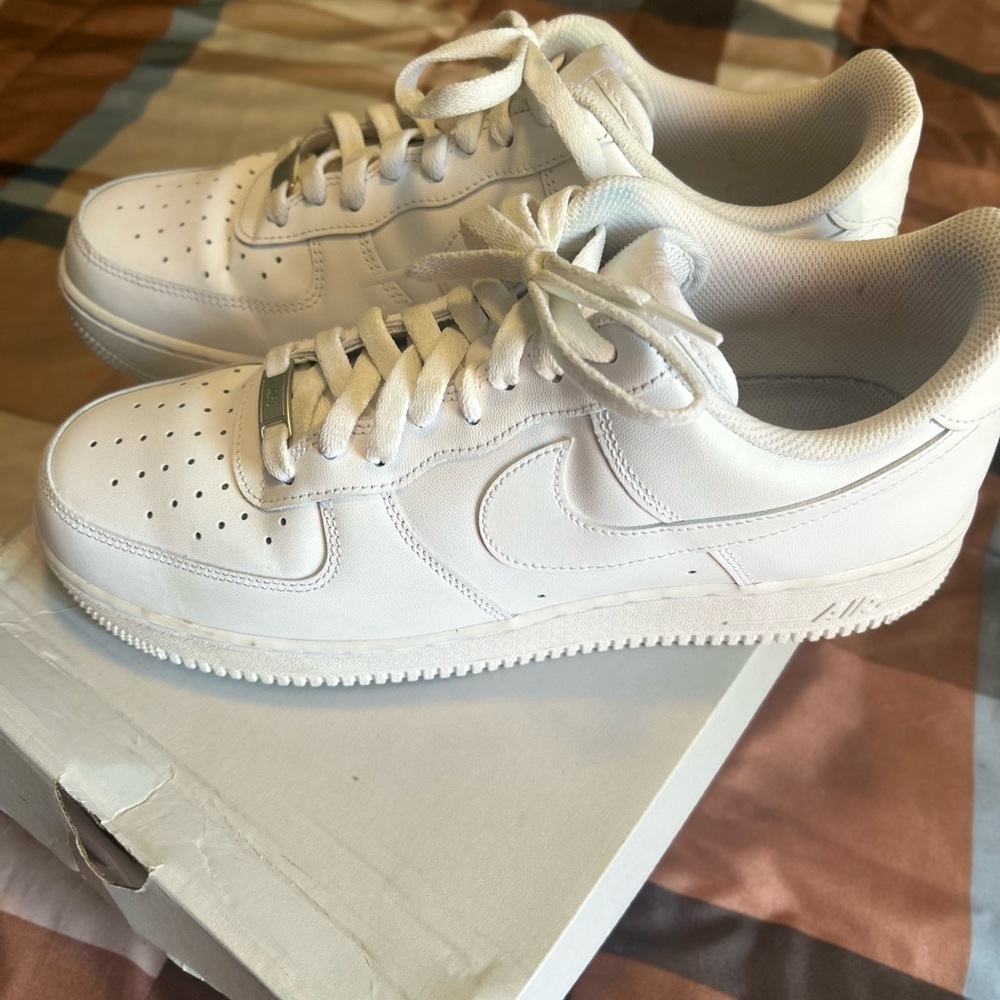 Nike Air Force 1 '07 in White and Gray - Picture 3 of 4